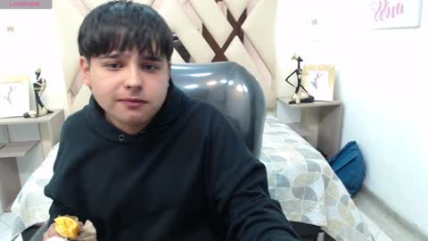 Snapshot of andrewsmile_ chatting on 01/08/25, 01:20 ANDREW online show from 01/08/25, 01:20