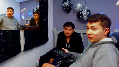 Snapshot of andrewsmile_ chatting on 01/11/25, 03:44 ANDREW online show from 01/11/25, 03:44