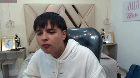 Snapshot of andrewsmile_ chatting on 01/13/25, 02:11 ANDREW online show from 01/13/25, 02:11