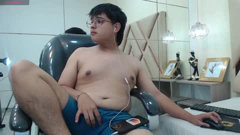 Snapshot of andrewsmile_ chatting on 01/25/25, 04:24 ANDREW online show from 01/25/25, 04:24