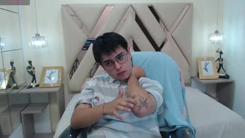 Snapshot of andrewsmile_ chatting on 01/27/25, 06:20 ANDREW online show from 01/27/25, 06:20