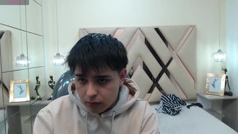 Snapshot of andrewsmile_ chatting on 02/01/25, 12:05 ANDREW online show from 02/01/25, 12:05