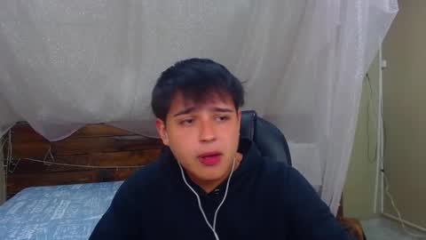 Snapshot of andrewsmile_ chatting on 02/17/25, 12:05 ANDREW online show from 02/17/25, 12:05