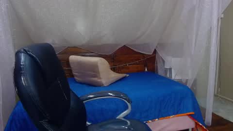 Snapshot of andrewsmile_ chatting on 02/23/25, 12:05 ANDREW online show from 02/23/25, 12:05