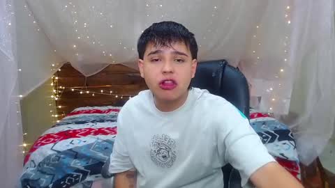 Snapshot of andrewsmile_ chatting on 03/07/25, 12:23 ANDREW online show from 03/07/25, 12:23