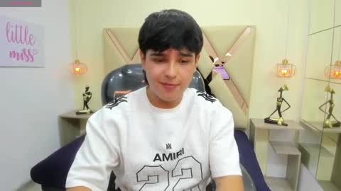 Snapshot of andrewsmile_ chatting on 04/11/26, 01:37 ANDREW online show from 04/11/26, 01:37