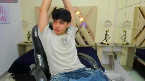 Snapshot of andrewsmile_ chatting on 04/12/26, 12:32 ANDREW online show from 04/12/26, 12:32