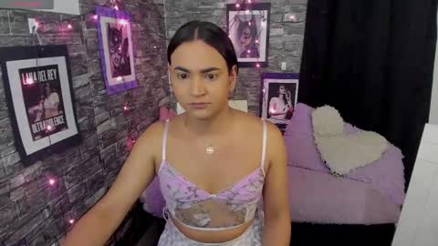 Snapshot of andrys_hot chatting on 12/21/25, 04:19 Andrys online show from 12/21/25, 04:19