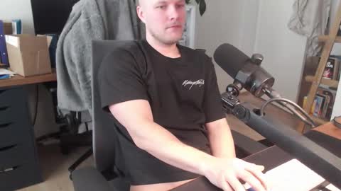 Snapshot of andycandy1994 chatting on 02/04/26, 12:11 andycandy1994 online show from 02/04/26, 12:11