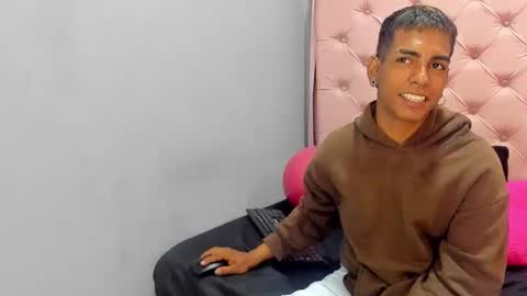 Snapshot of andyclouds21 chatting on 10/12/25, 03:44 andyclouds21 online show from 10/12/25, 03:44