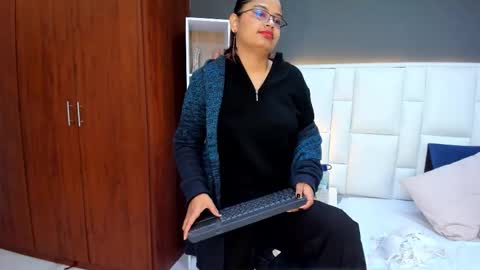 Snapshot of andyel2017 chatting on 10/13/25, 02:17 Andy D online show from 10/13/25, 02:17