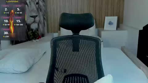 Snapshot of andywiills chatting on 12/18/25, 09:54 Andy online show from 12/18/25, 09:54