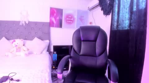 Snapshot of aneko_morii chatting on 10/15/25, 07:25 online show from 10/15/25, 07:25