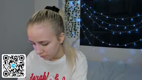 Snapshot of anellyball_ chatting on 03/15/26, 10:21 Anelly online show from 03/15/26, 10:21