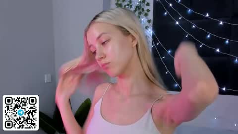 Snapshot of anellyball_ chatting on 03/18/26, 09:12 Anelly online show from 03/18/26, 09:12