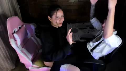 Snapshot of angel_and_yessi chatting on 01/15/25, 06:01 Angel y Yessi online show from 01/15/25, 06:01