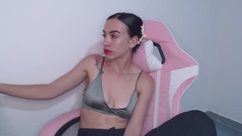 Snapshot of angel_girl10 chatting on 11/24/25, 10:53 Angel Girl online show from 11/24/25, 10:53