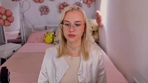 Snapshot of angel_tessa chatting on 06/19/26, 01:15 Angelica online show from 06/19/26, 01:15