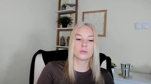 Angela online show from 02/06/26, 07:02