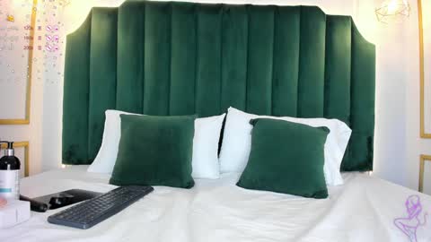 Snapshot of angelaluxi chatting on 02/08/25, 08:32 Angela online show from 02/08/25, 08:32