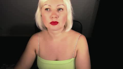 Snapshot of angelaroberti2 chatting on 03/27/26, 07:13 glow online show from 03/27/26, 07:13