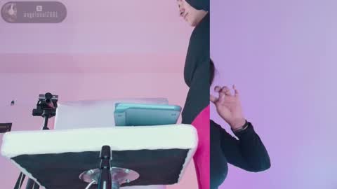 Snapshot of angelcb_ chatting on 11/16/25, 08:20 angel online show from 11/16/25, 08:20