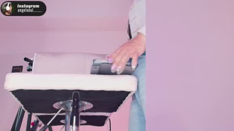 Snapshot of angelcb_ chatting on 11/17/25, 06:52 angel online show from 11/17/25, 06:52