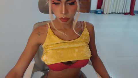 Snapshot of angelic_face_808 chatting on 09/15/25, 12:21 DIVINE ANGEL online show from 09/15/25, 12:21