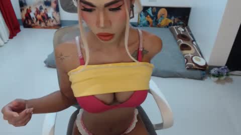 Snapshot of angelic_face_808 chatting on 11/05/25, 02:11 DIVINE ANGEL online show from 11/05/25, 02:11