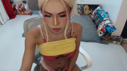 Snapshot of angelic_face_808 chatting on 11/13/25, 12:20 DIVINE ANGEL online show from 11/13/25, 12:20