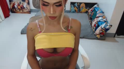 Snapshot of angelic_face_808 chatting on 11/27/25, 12:46 DIVINE ANGEL online show from 11/27/25, 12:46