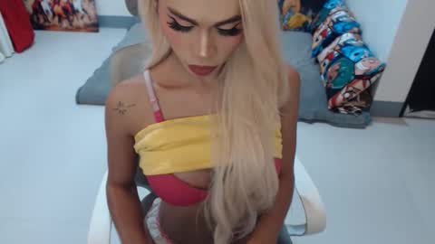 Snapshot of angelic_face_808 chatting on 12/04/25, 01:15 DIVINE ANGEL online show from 12/04/25, 01:15