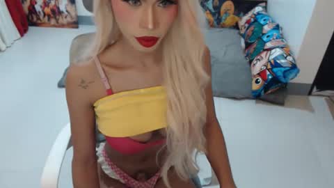 Snapshot of angelic_face_808 chatting on 12/20/25, 12:07 DIVINE ANGEL online show from 12/20/25, 12:07