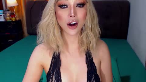 Snapshot of angelicqueents chatting on 11/17/25, 03:56 MS. AMALIA online show from 11/17/25, 03:56