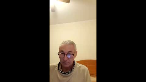 Snapshot of angellr5 chatting on 12/22/25, 12:35 angellr5 online show from 12/22/25, 12:35