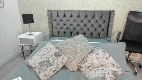 anika_h online show from 05/15/26, 12:23