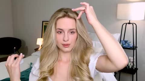 Snapshot of anitafischer chatting on 09/21/25, 01:02 Anita online show from 09/21/25, 01:02