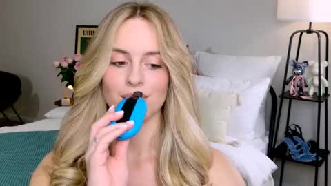 Snapshot of anitafischer chatting on 09/25/25, 01:15 Anita online show from 09/25/25, 01:15