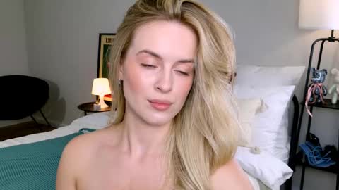 Snapshot of anitafischer chatting on 10/03/25, 12:02 Anita online show from 10/03/25, 12:02