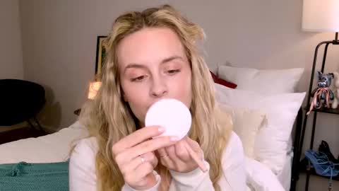 Snapshot of anitafischer chatting on 10/29/25, 01:02 Anita online show from 10/29/25, 01:02