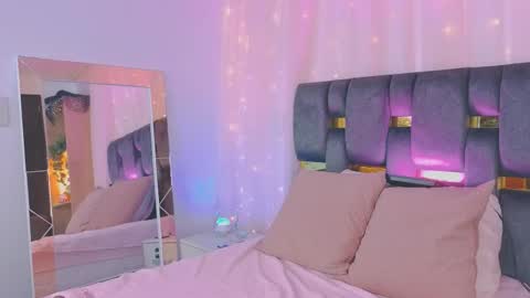 Snapshot of anitaglow chatting on 11/11/25, 10:43 anitaglow online show from 11/11/25, 10:43