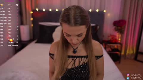 Im Anita thumb up me please its important online show from 10/11/25, 10:19