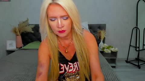 Snapshot of ann_curt chatting on 06/08/26, 09:31 Luna Lady online show from 06/08/26, 09:31