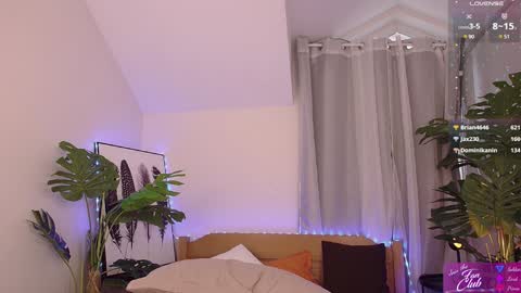 Snapshot of anna_bones chatting on 12/11/24, 11:30 Anna online show from 12/11/24, 11:30