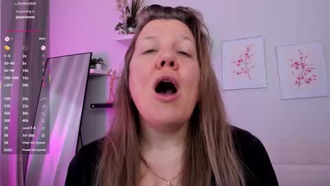 Snapshot of anna_bones chatting on 09/17/25, 05:53 Anna online show from 09/17/25, 05:53