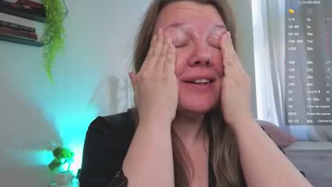 Snapshot of anna_bones chatting on 09/25/25, 10:08 Anna online show from 09/25/25, 10:08