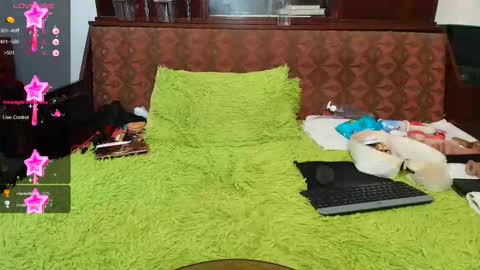 Snapshot of anna_lwice chatting on 10/24/25, 07:49 Ana   online show from 10/24/25, 07:49