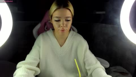 Snapshot of anna_robinson chatting on 12/18/25, 11:44 Anna online show from 12/18/25, 11:44