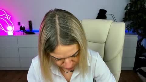 anna_snow9 online show from 12/01/25, 06:46