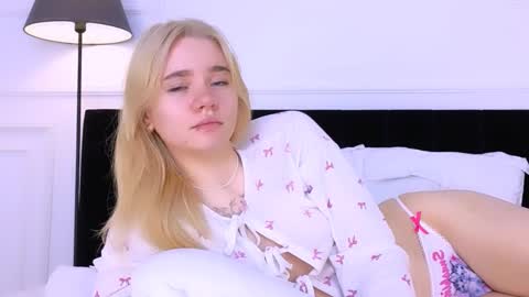 Snapshot of annabellelu chatting on 10/22/25, 02:34 AnnaBelle online show from 10/22/25, 02:34